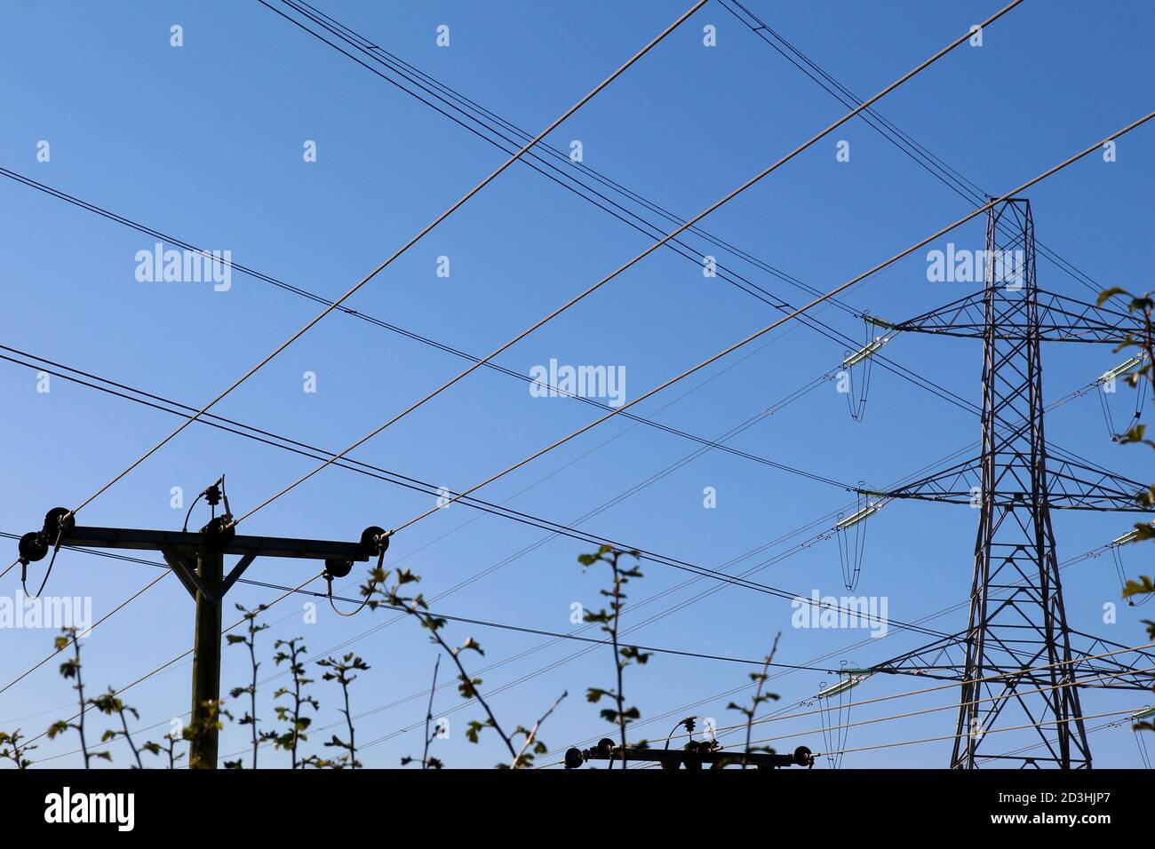 Linee telefoniche e cavi della torre di trasmissione che si incrociano per  formare A. Griglia su sfondo Blue Sky Foto stock - Alamy