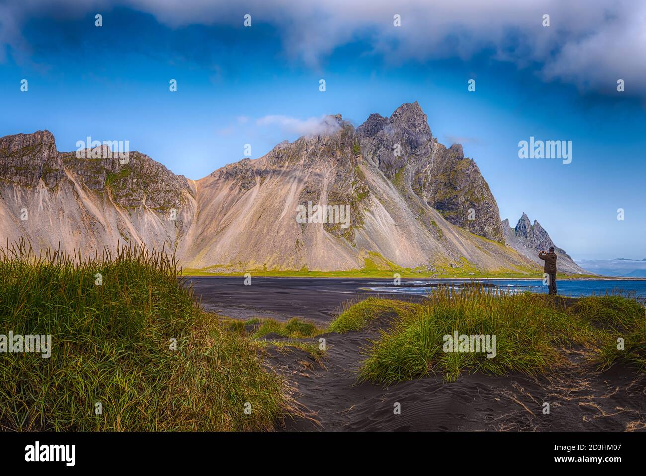 Fotografando la montagna di Batman a Höfn Islanda in un giorno nuvoloso A prima sera Foto Stock