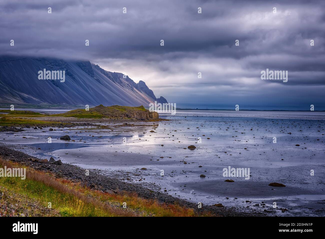 Paesaggio selvaggio e bello dell'Islanda - da qualche parte sul Ring Strada 1 Foto Stock