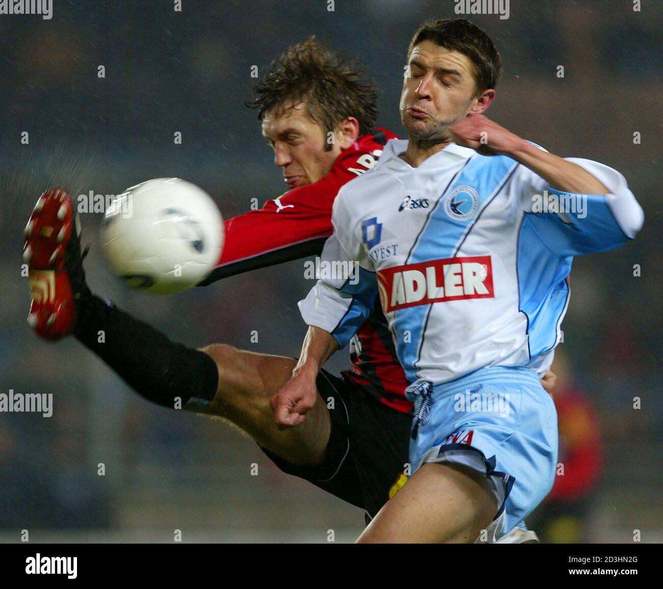 Pierre Laurent (R) di Strasburgo sfida Jacques Abardonado, di Nizza,  durante la prima partita di calcio francese del 20 dicembre 2002 a  Strasburgo. La partita si è conclusa con un pareggio di