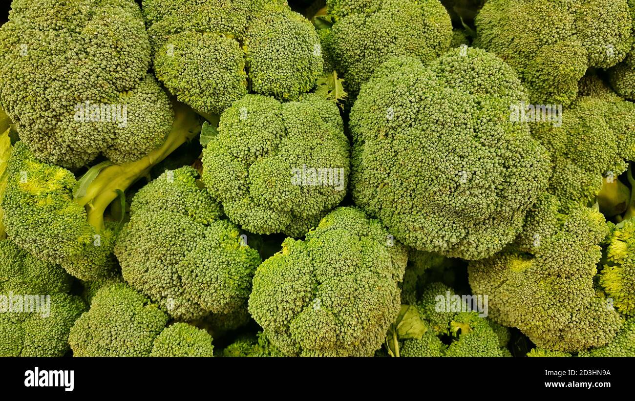 Fiori freschi verdi di Broccoli in vendita in un mercato vegetale tradizionale. Foto Stock