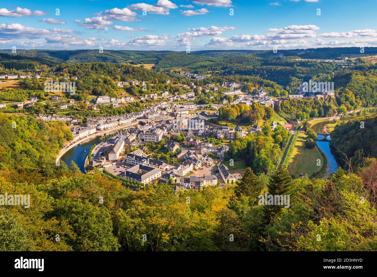 Vista ad alto angolo sul villaggio di Bouillon e il Fiume Semois circostante nella provincia di Lussemburgo e nella regione delle Ardenne Della Vallonia Belgio Foto Stock