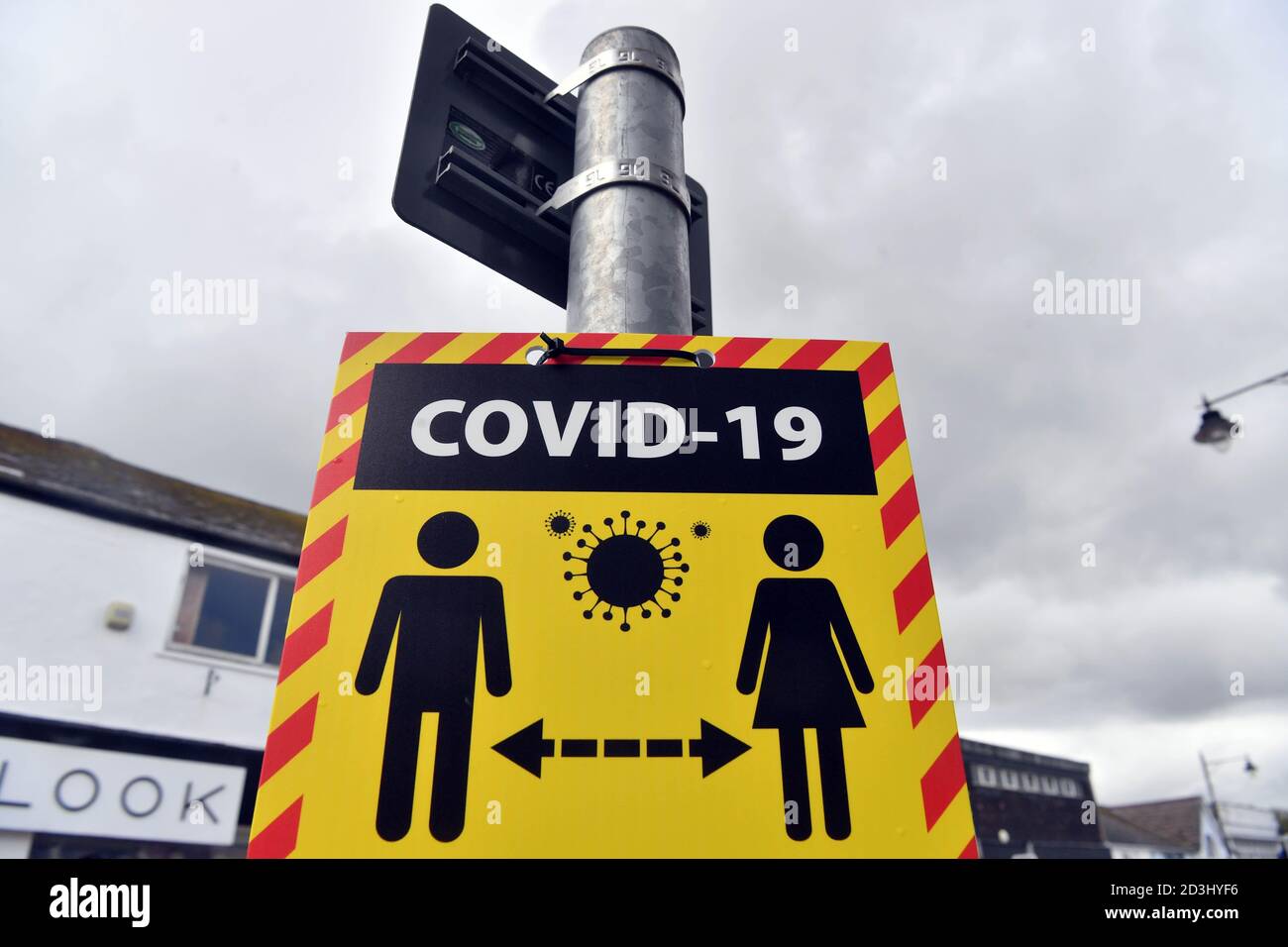 Caerphilly, Galles, dopo due settimane, dal governo gallese aumentato Covid 19/ coronavirus restrizioni di blocco per cercare di controllare un aumento dei tassi di infezione. Inverno/Autunno/ tempo/ pioggia/ freddo Pic di Rob Browne Foto Stock