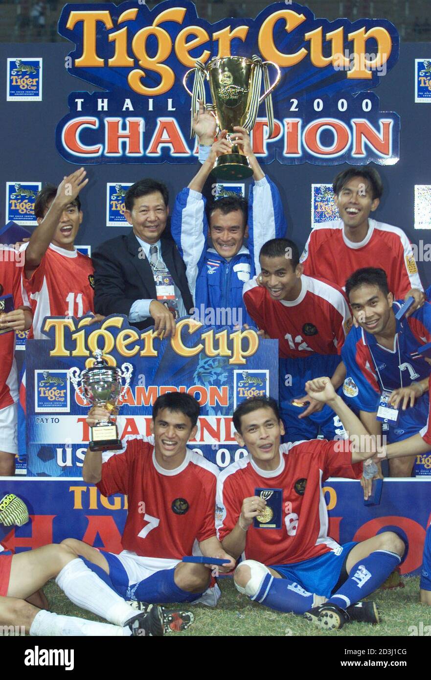 La nazionale di calcio thailandese festeggia la vittoria del torneo di  calcio Tiger Cup dopo la finale contro l'Indonesia a Bangkok il 18 novembre  2000. La Thailandia ha vinto il torneo a