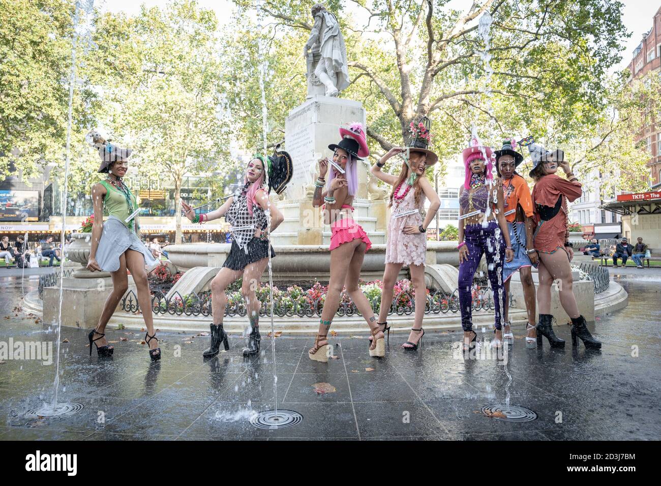 I modelli prendono parte a una colorata sfilata di moda di strada flashmob a Leicester Square per lo stilista Pierre Garroudi. Londra, Regno Unito. Foto Stock