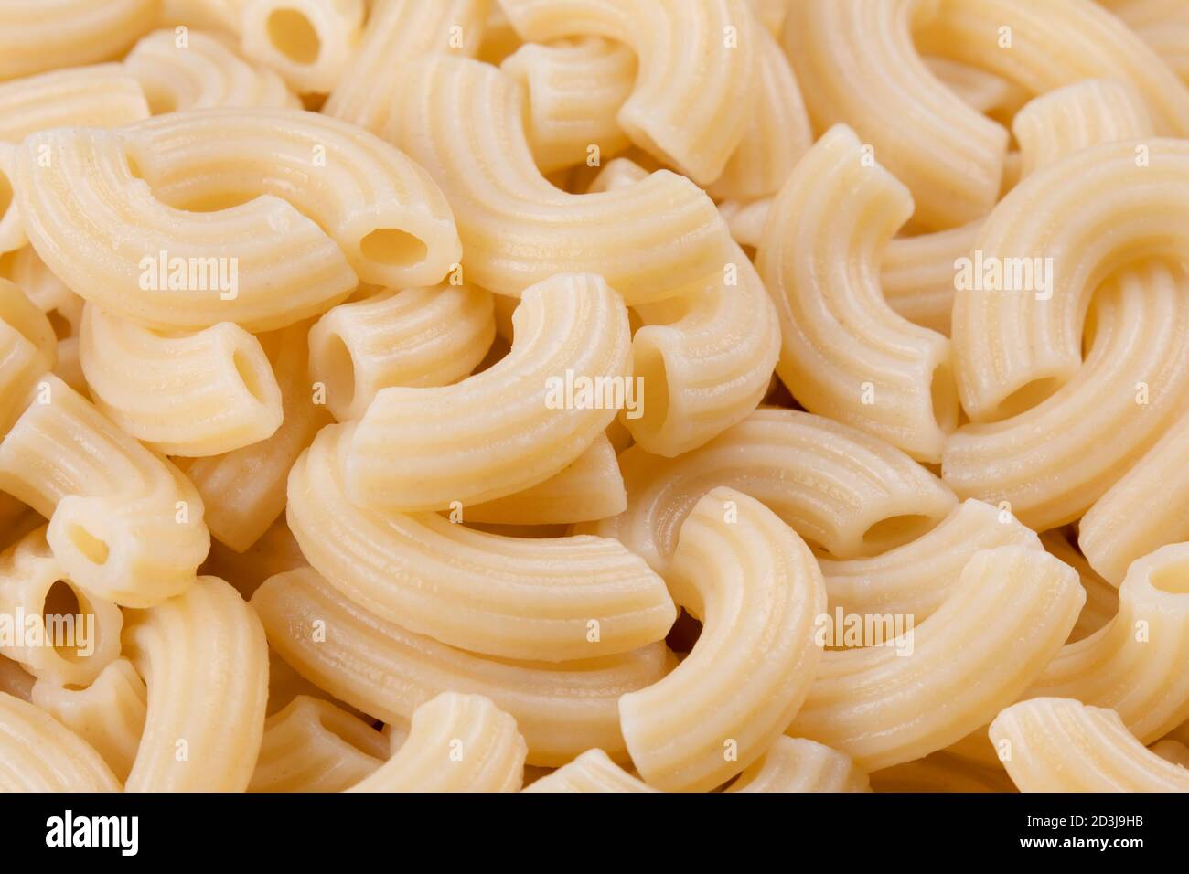 Uno sfondo di un primo piano di una piastra di maccheroni a gomito cotti Foto Stock