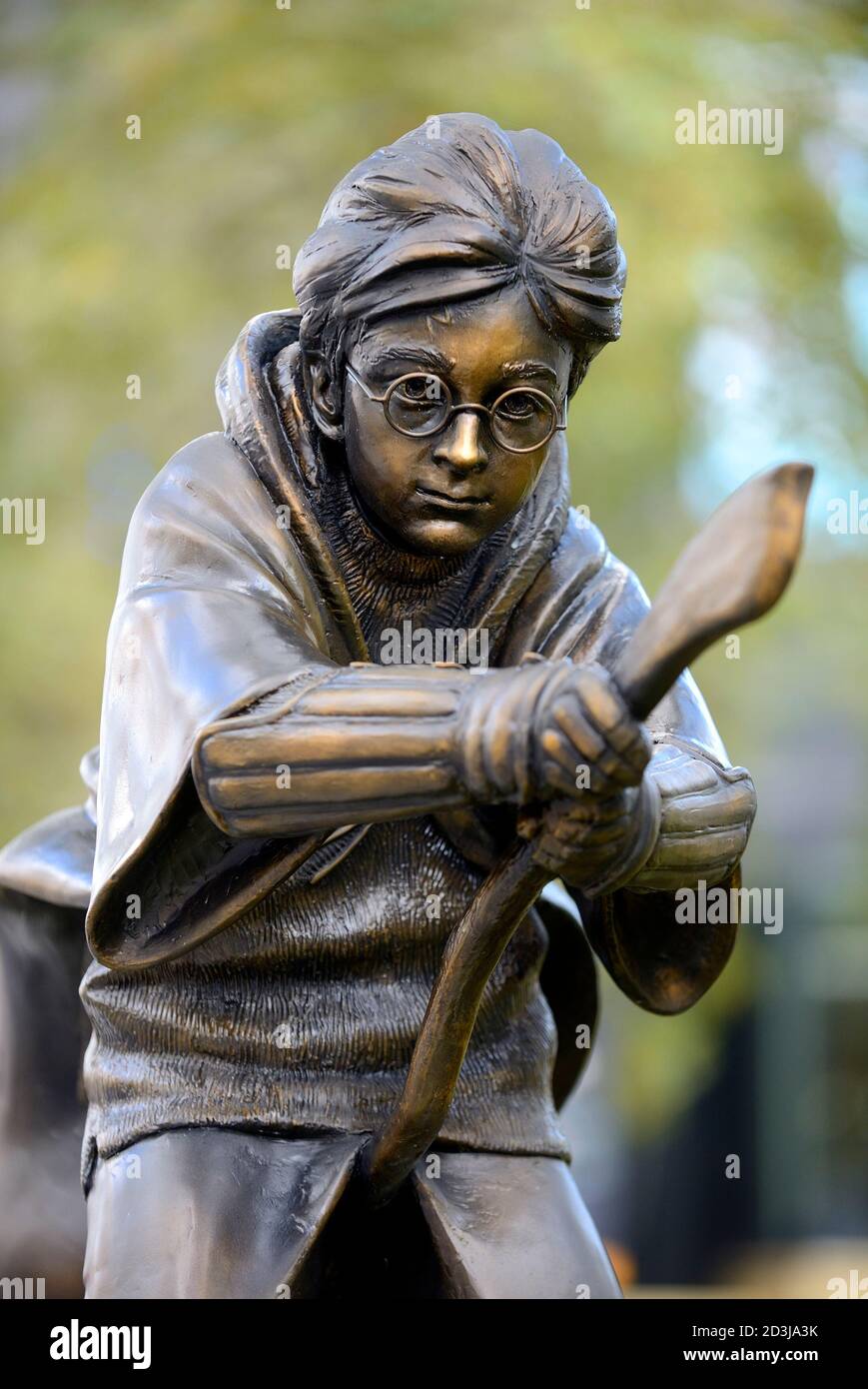 Londra, Inghilterra, Regno Unito. Harry Potter (Daniel Radcliffe) statua di bronzo in Leicester Square, ultima aggiunta alle scene nel percorso della Piazza (svelata Oc Foto Stock