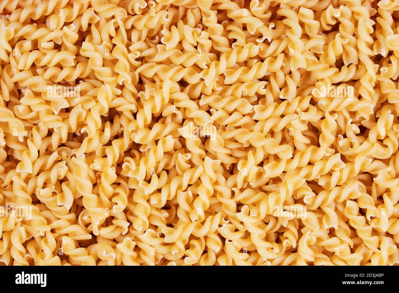 Primo piano della deliziosa pasta Fusilli secca cruda con copia spazio Foto Stock