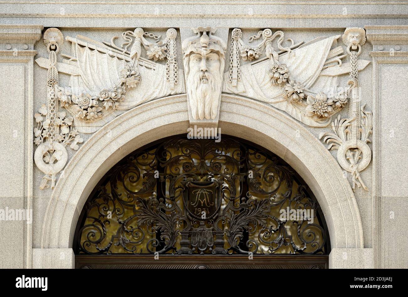 Londra, Inghilterra, Regno Unito. Thames House, 2 Millbank (1930. HQ del MI5 dal 1994) chiave decorativa e arco Foto Stock