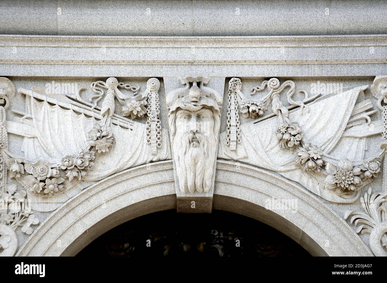 Londra, Inghilterra, Regno Unito. Thames House, 2 Millbank (1930. HQ del MI5 dal 1994) chiave decorativa e arco Foto Stock