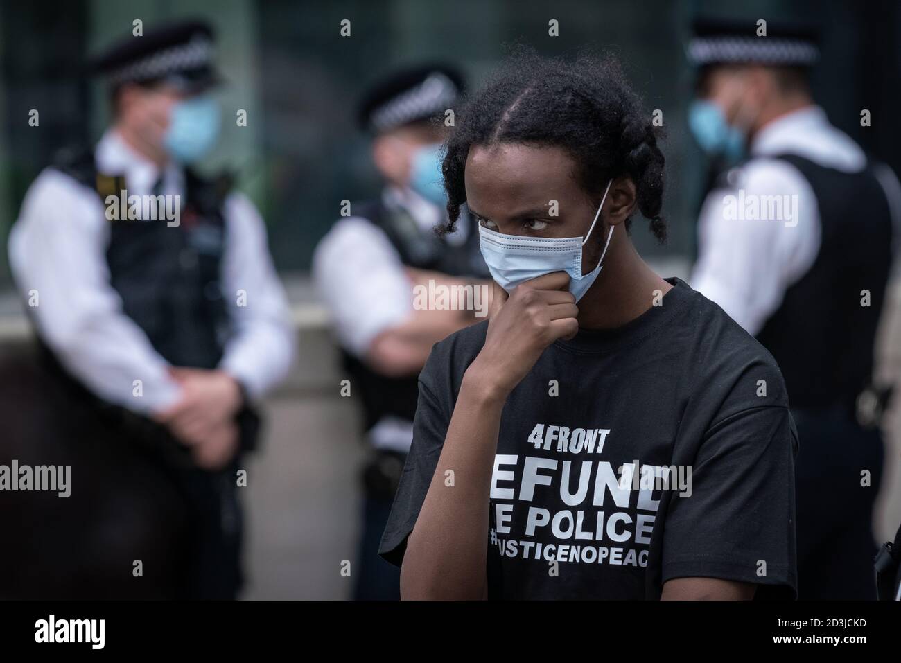 Black Lives i sostenitori della materia si riuniscono fuori New Scotland Yard a Westminster per protestare contro la brutalità della polizia, Londra, Regno Unito. Foto Stock