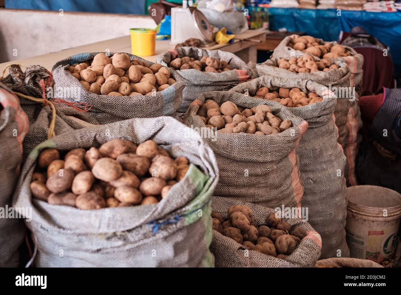 Sacchi di patate in mostra al Pisac Pisaq Market, Perù Foto Stock
