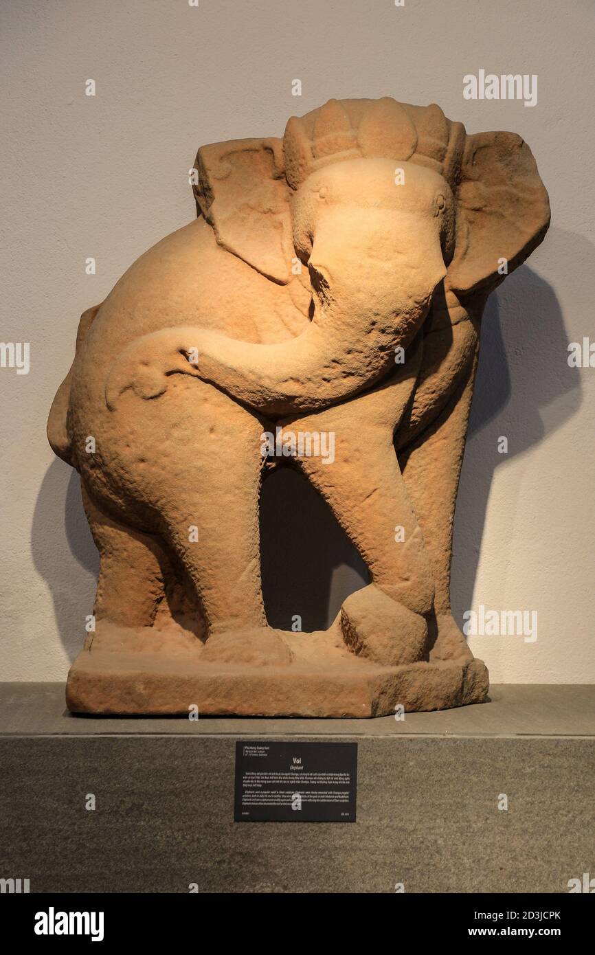 Un voi o una scultura di elefante al Museo della scultura di Cham, Danang, Vietnam, Asia Foto Stock