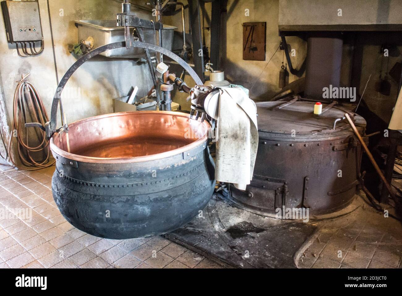 Vecchi strumenti per la produzione di formaggi Foto Stock