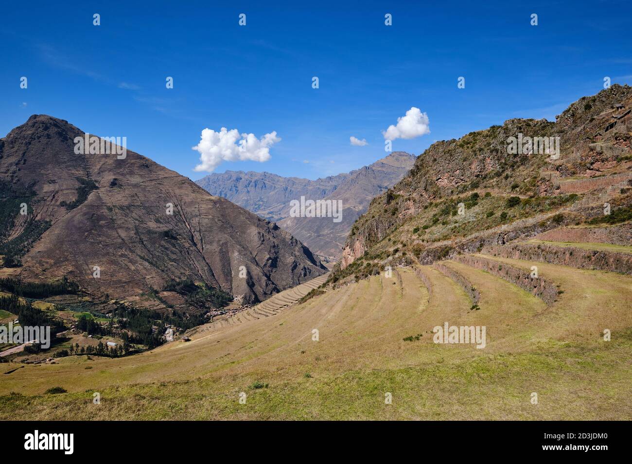 Terrazzamento agricolo a Pisaq Pisac Incan sito storico con un Sfondo delle montagne andine Foto Stock