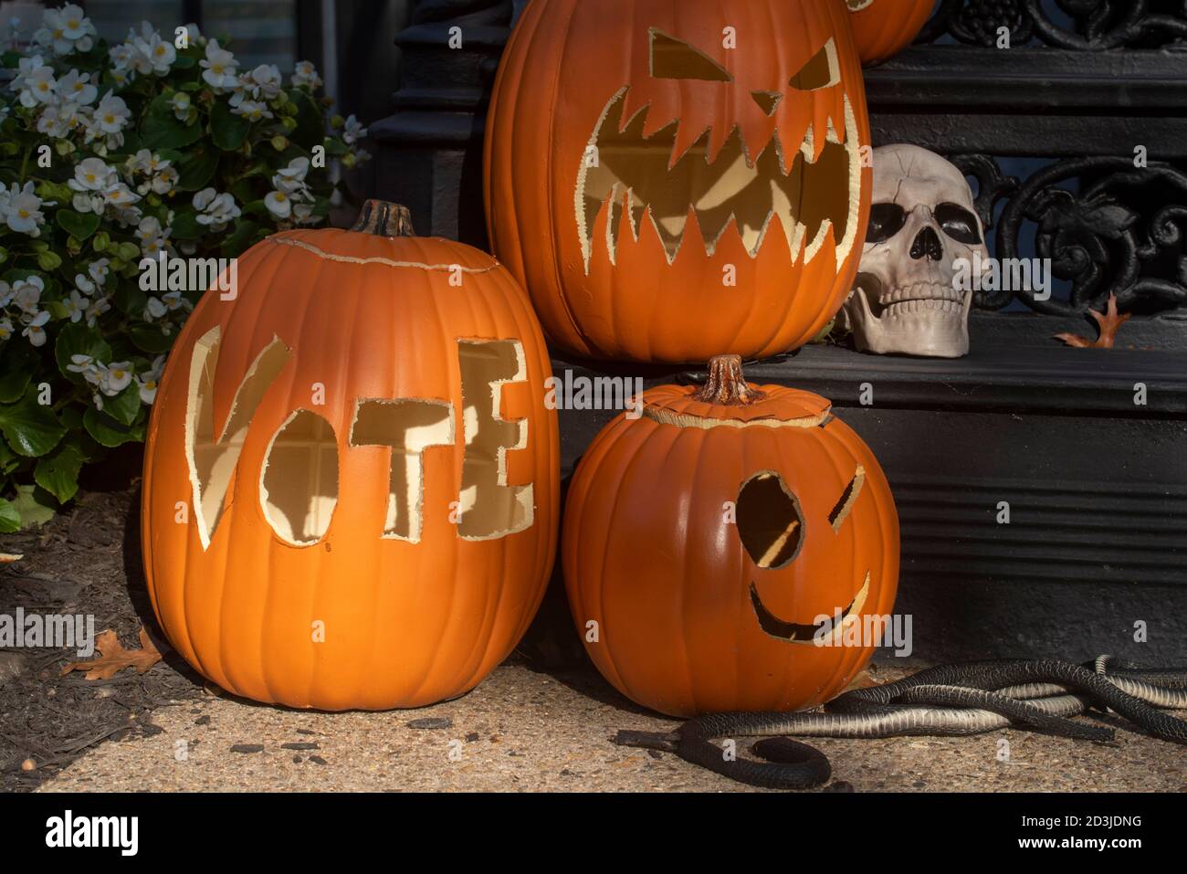 VOTE è scolpito su una decorazione di zucca halloween nel quartiere Logan di Washington, DC. Foto Stock