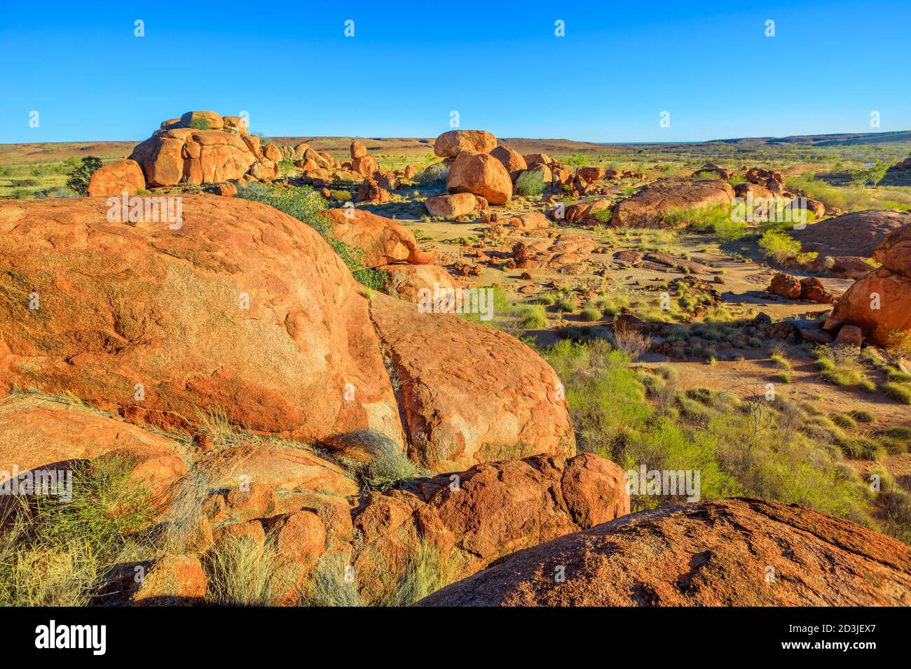 Vista panoramica aerea di enormi massi di granito a Karlu Karlu o Devils Marbles nel territorio del Nord, Australia vicino a Tennant Creek Foto Stock