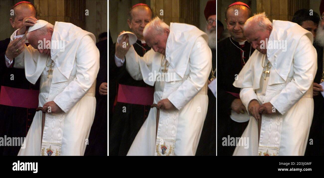 Il vento solleva il cappello del cranio di Papa Giovanni Paolo II mentre  cammina verso il suo trono durante un incontro con i giovani ucraini a  Leopoli il 26 giugno 2001. Il