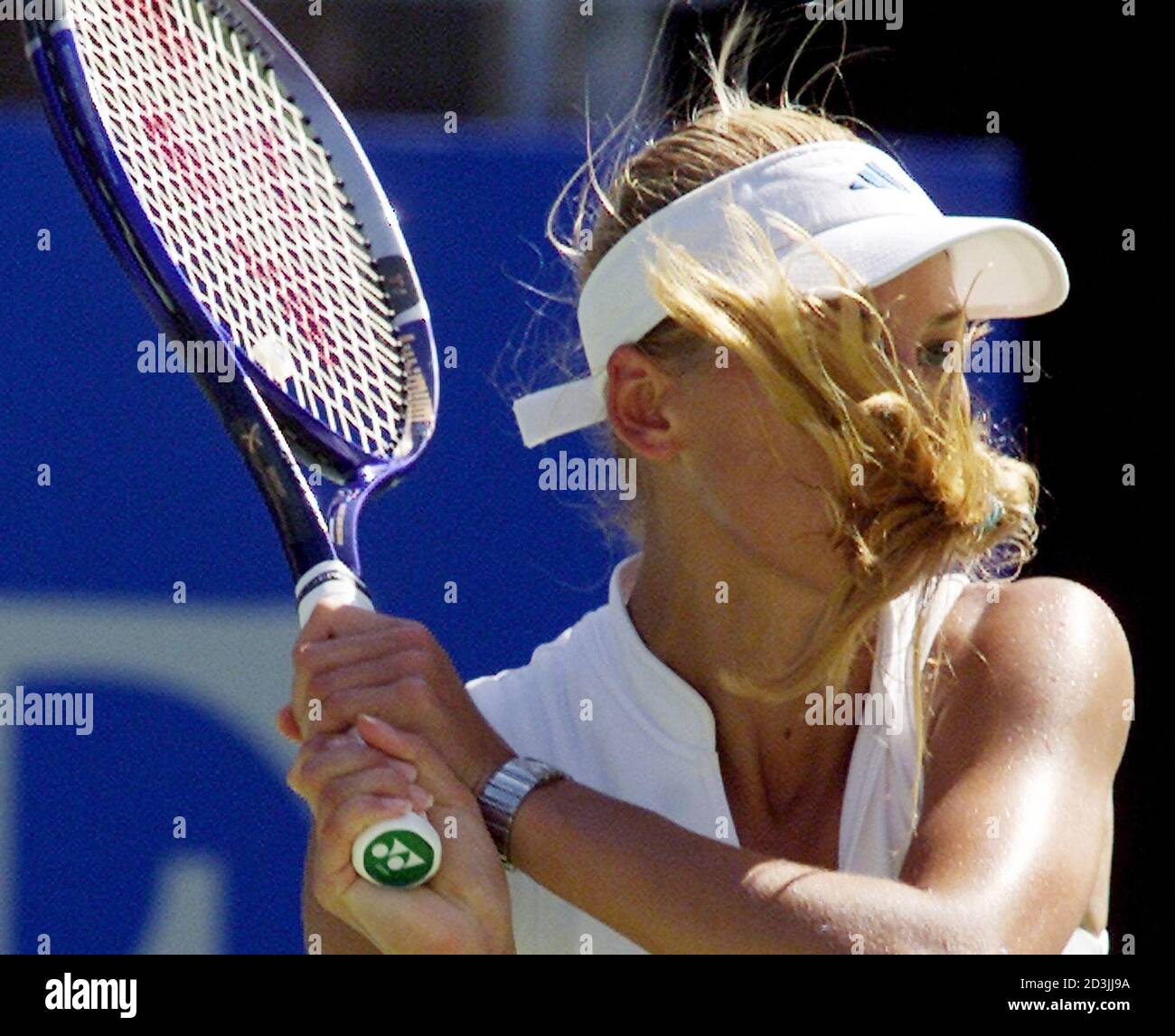 I capelli di Anna Kournikova si alzano in faccia mentre fa un ritorno a  backhand durante la sua partita contro Angeles Montolio della Spagna al  torneo internazionale di tennis di Sydney 7