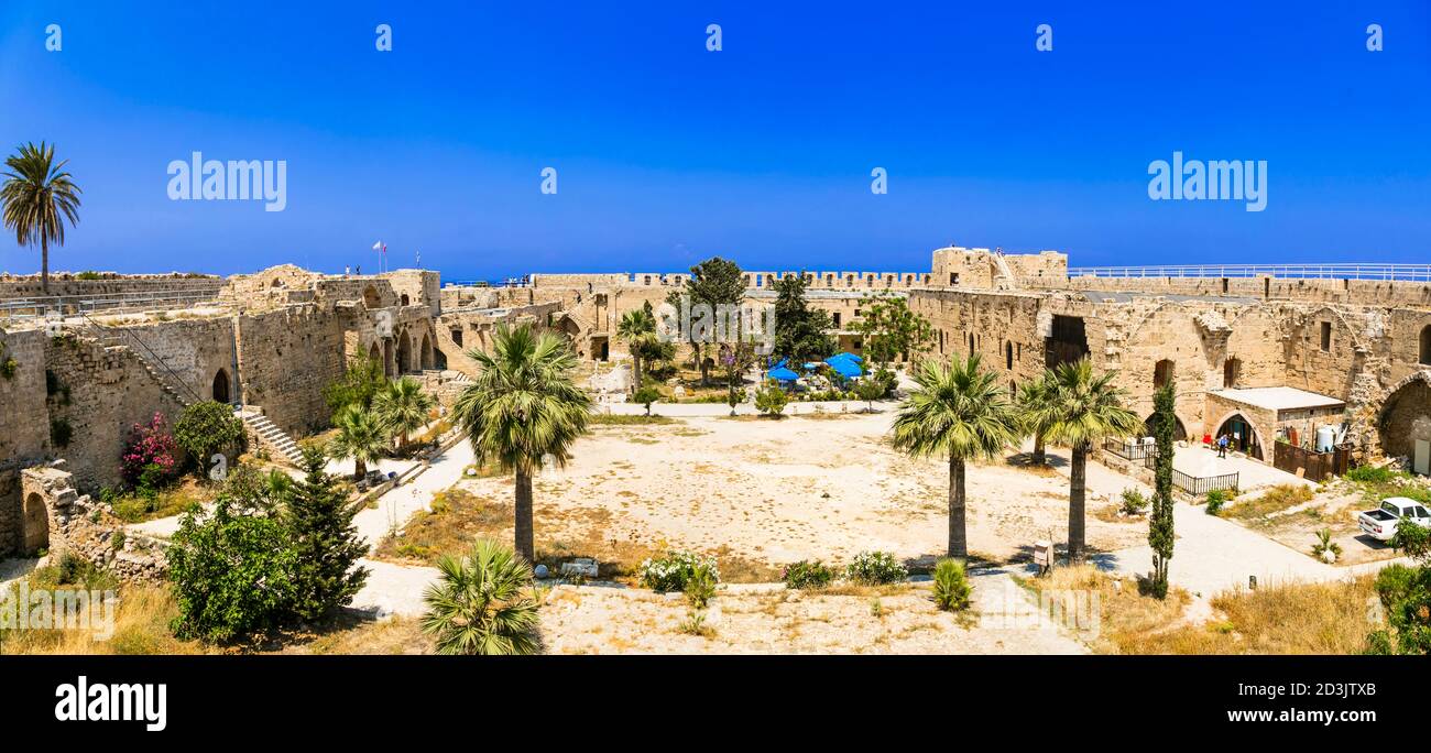 Punti di riferimento dell'isola di Cipro - rovine del vecchio castello della fortezza nella città di Kyrenia, parte turca Foto Stock