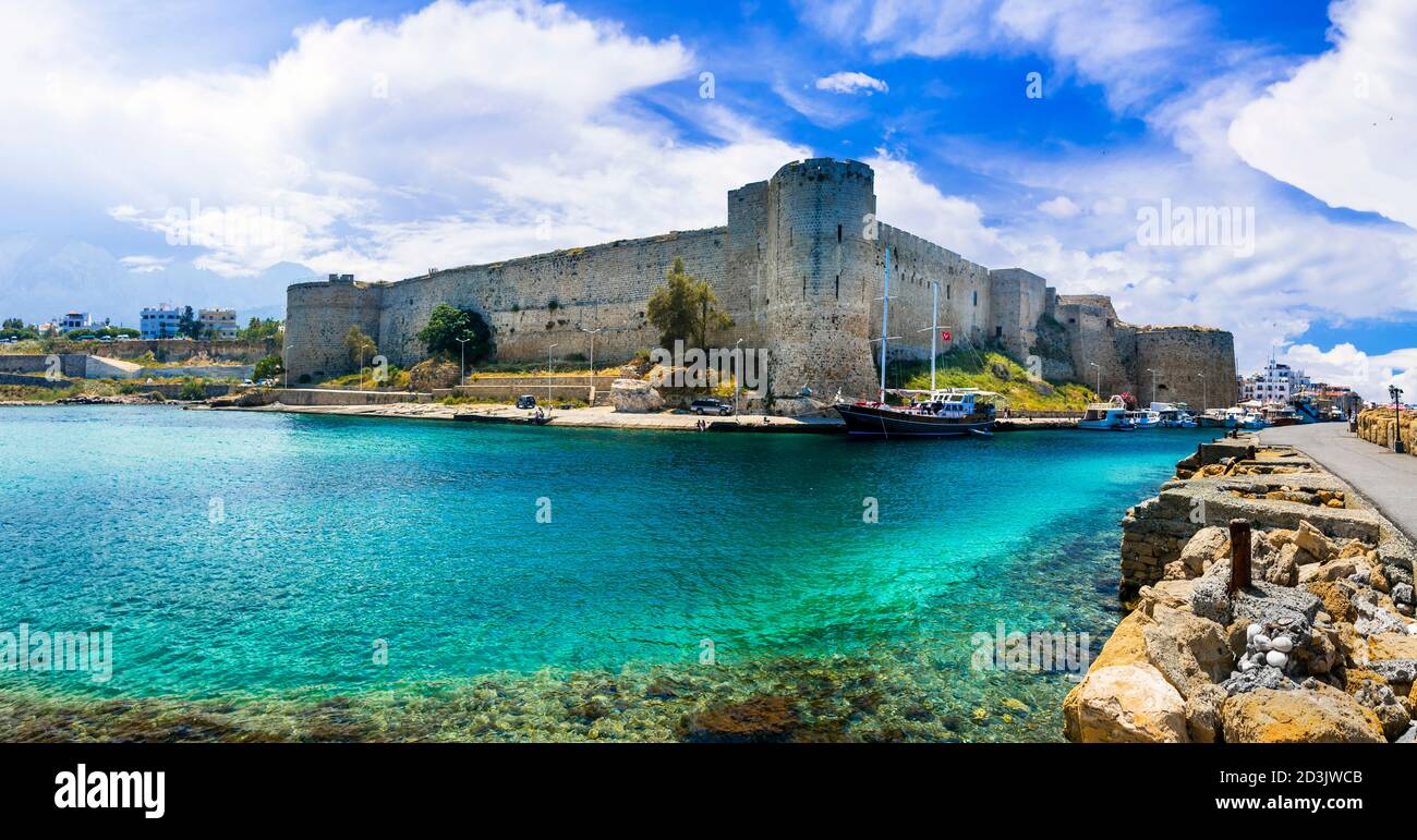 Cipro punti di riferimento - città vecchia di Kyrenia (Girne) parte turca dell'isola. Marina con castello. Foto Stock