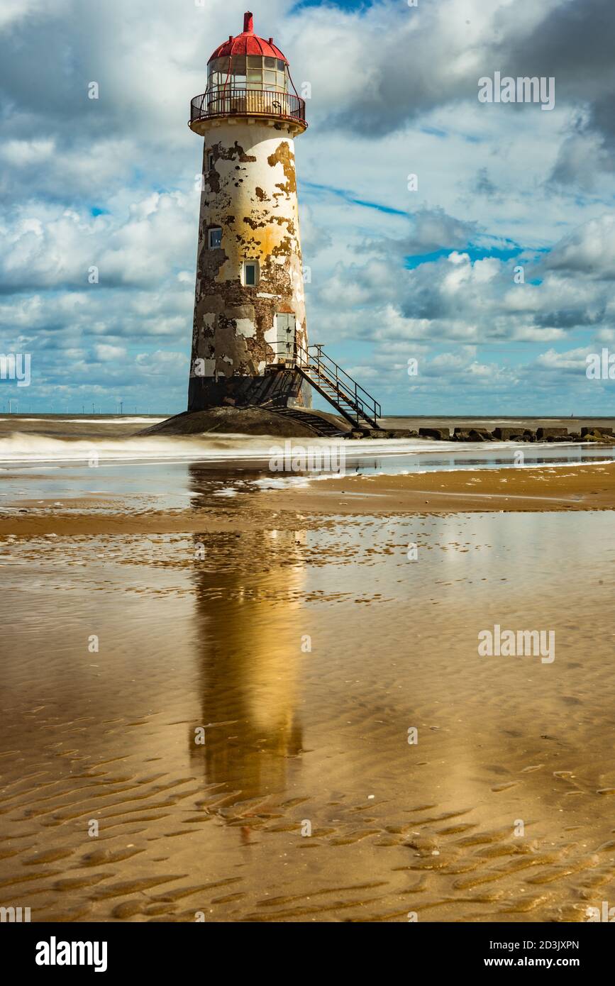 Il faro di Talacre nel Galles del Nord è stato alterato dal azione di vento e onde Foto Stock