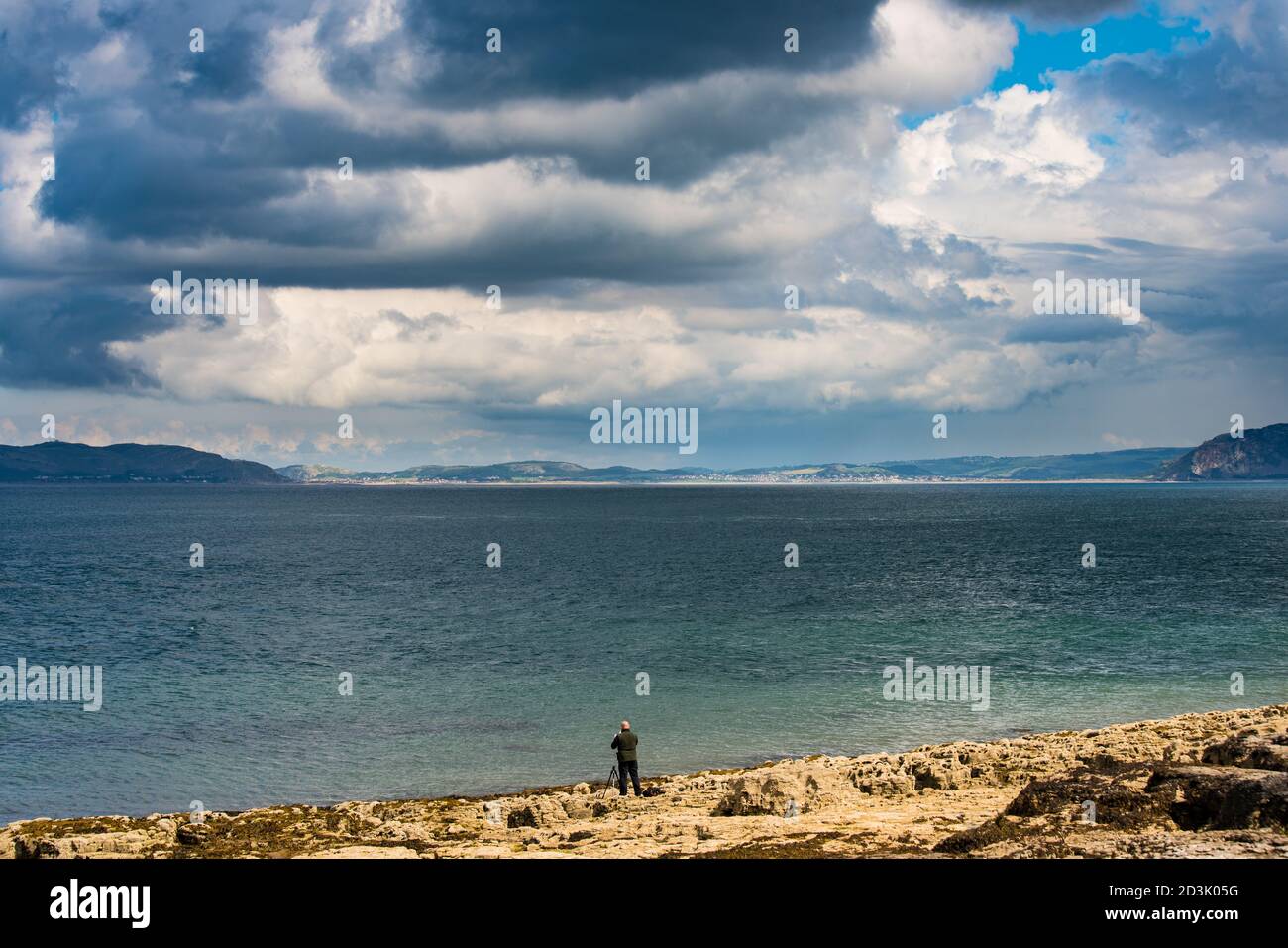 Il fotografo prepara una foto di Conwy Bay, Galles sotto un cielo pesante Foto Stock