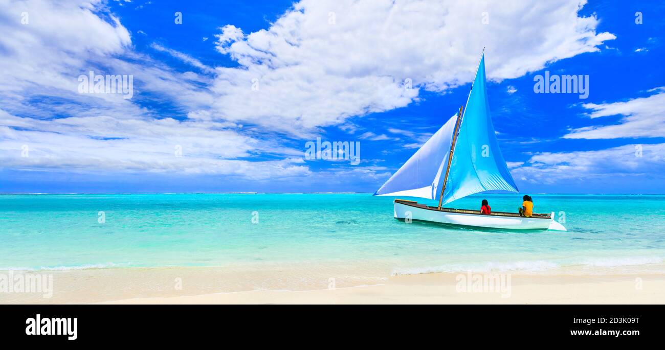 Paradiso tropicale. Isola Mauritius vacanze, le Morne spiaggia. Vista con barca tradizionale Foto Stock