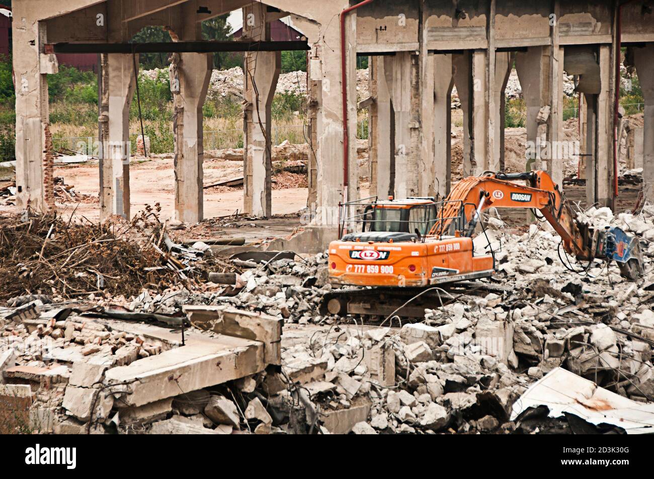 escavatore che lavora in un cantiere di demolizione Foto Stock