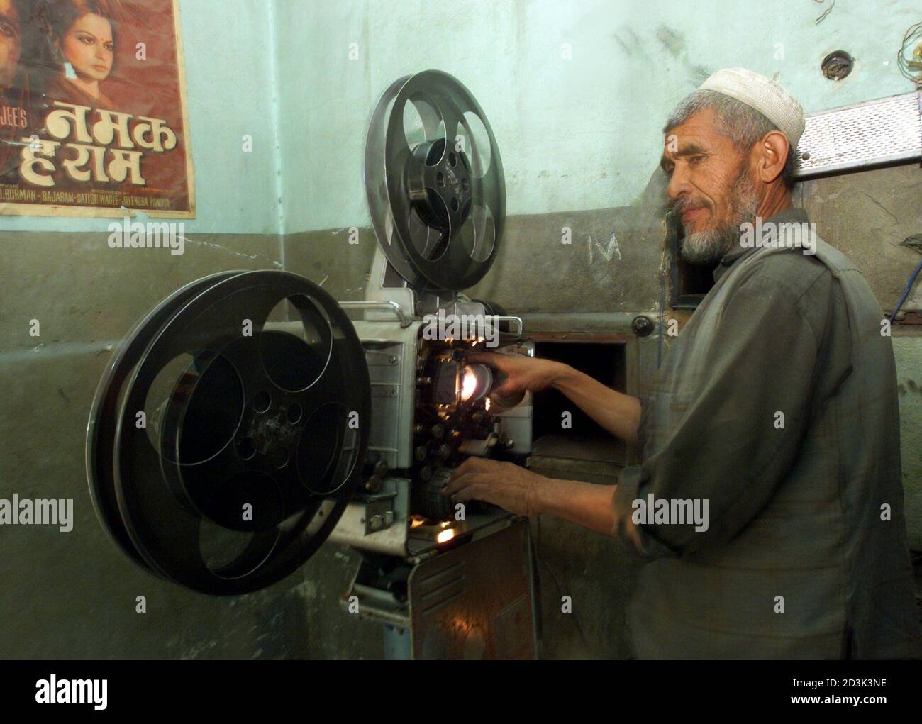 Un tecnico cinematografico afgano gestisce un proiettore cinematografico  nel cinema Bakhtar nel centro di Kabul al primo show cinematografico  pubblico dalla caduta dei talebani il 19 novembre 2001. Una rivolta si è