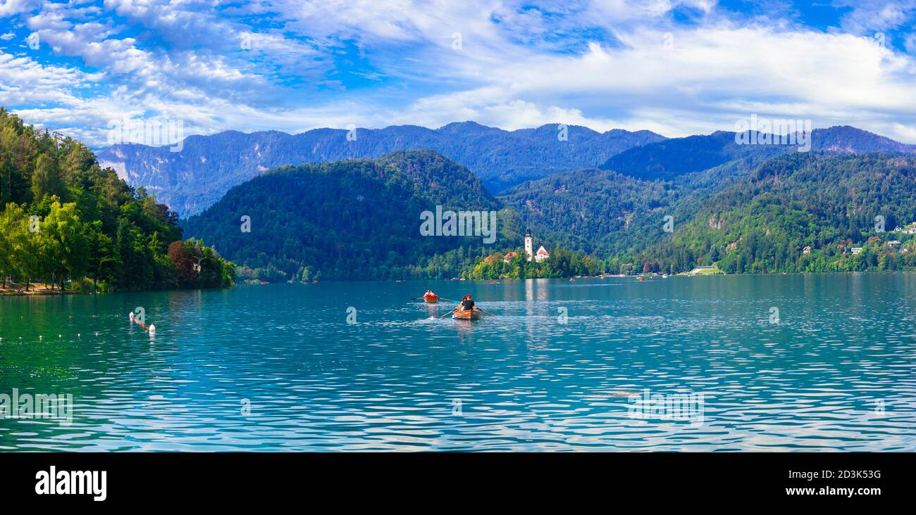 Idilliaco paesaggio naturale - bellissimo lago magico Bled in Slovenia. Attività canoa. Settembre 2019 Foto Stock