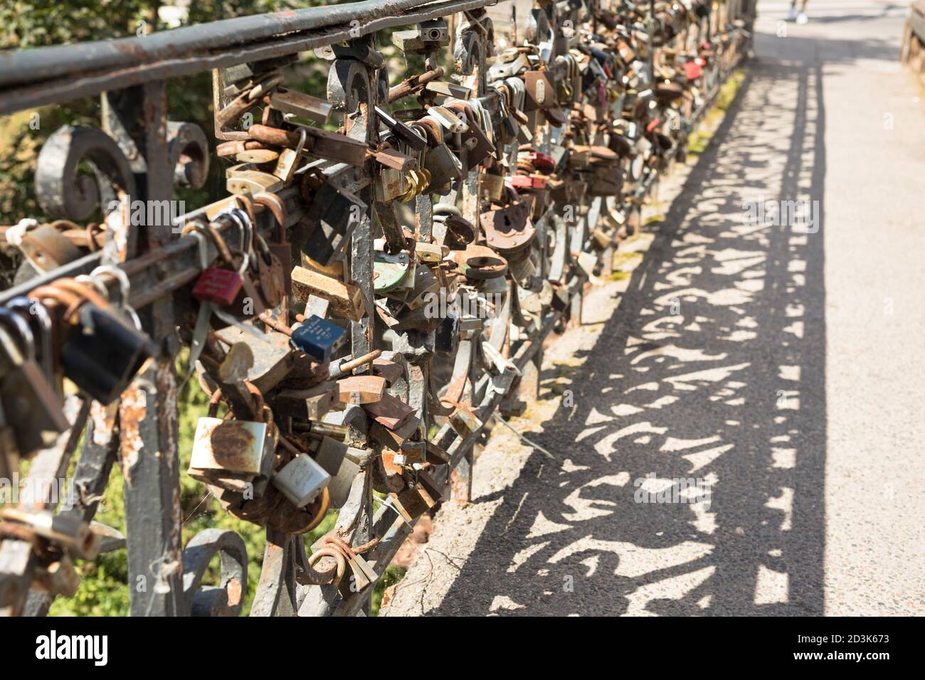 L'amore si blocca con un'ombra sul ponte. Foto Stock