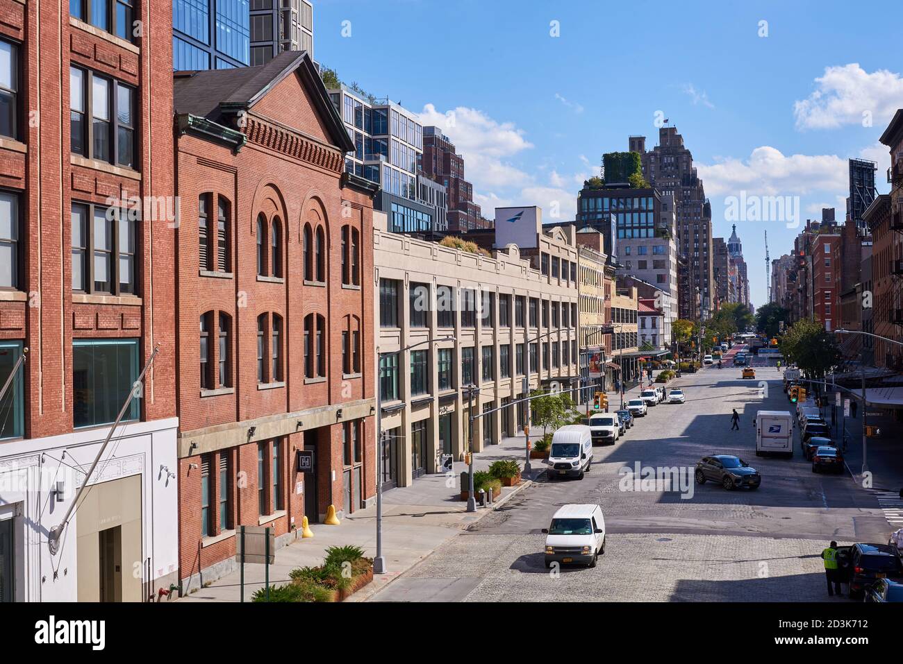 Vista degli edifici sul lato ovest della 14th Street a Manhattan guardando ad est dall'High Line Park. Foto Stock