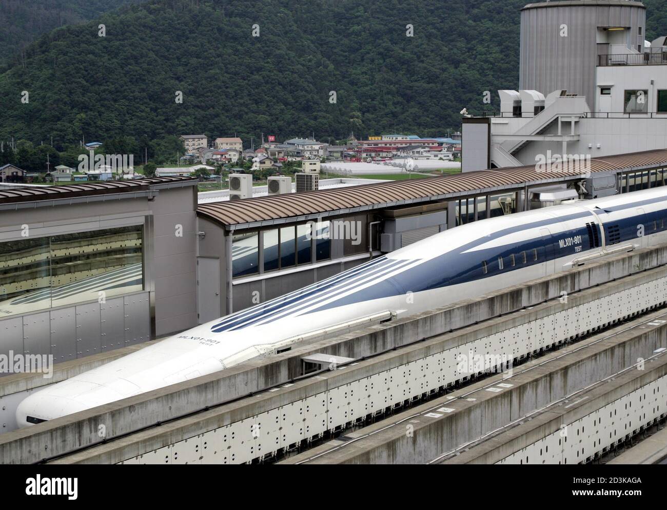 Il treno Maglev della Central Japan Railway Co., che è levitato e spinto  dalla forza magnetica, è visto in una pista di prova di 18.4 chilometri a  Tsuru, ad ovest di Tokyo,