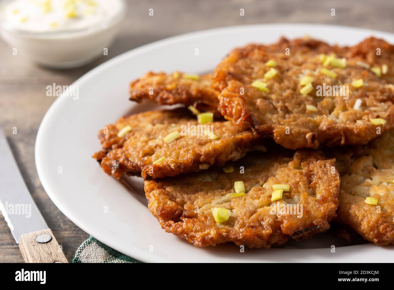 Tradizionali latkes ebrei o frittelle di patate su tavolo di legno Foto Stock