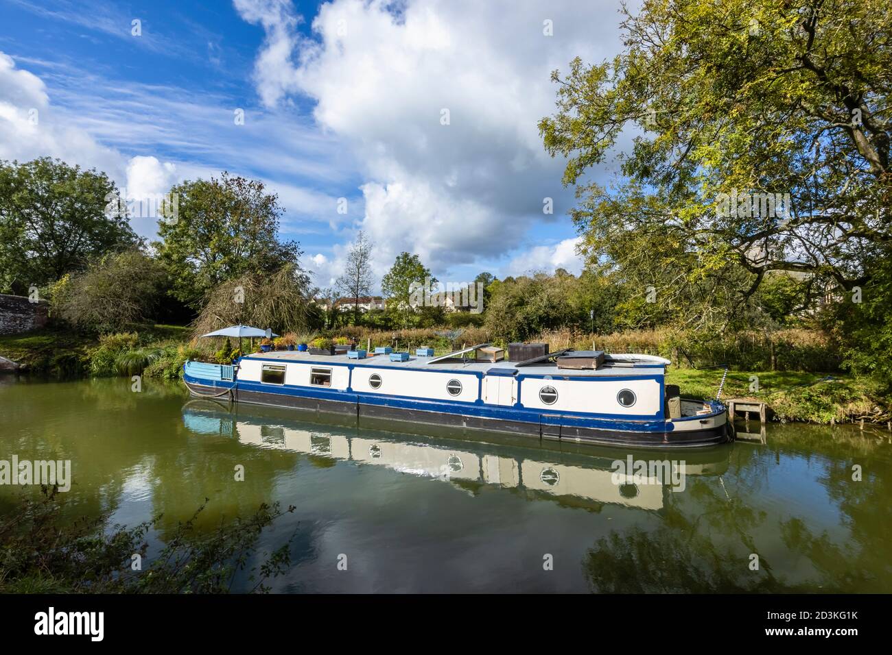 Narrowboat ormeggiato sulla riva del ramo Bruce del Kennett e Avon Canal a Great Bedwyn, un villaggio nel Wiltshire orientale, Inghilterra meridionale Foto Stock