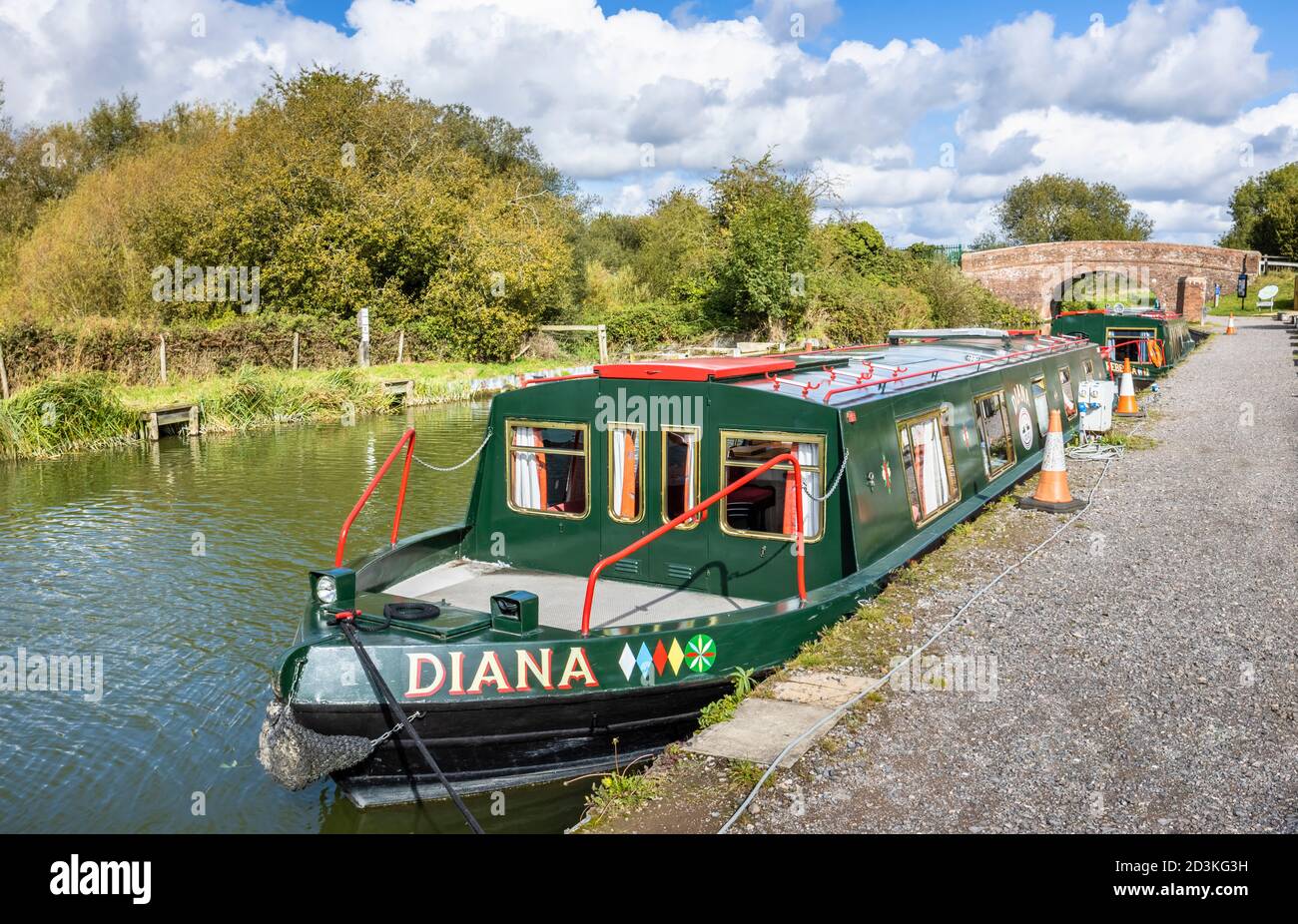 Narrowboat ormeggiato sulla riva del ramo Bruce del Kennett e Avon Canal a Great Bedwyn, un villaggio nel Wiltshire orientale, Inghilterra meridionale Foto Stock