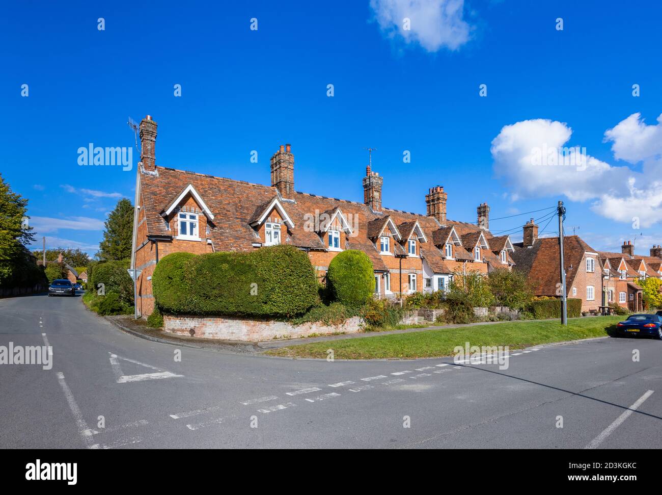 Vista di tipici cottage terrazzati in mattoni rossi e case nella principale High Street di Great Bedwyn, un villaggio nel Wiltshire orientale, Inghilterra meridionale Foto Stock