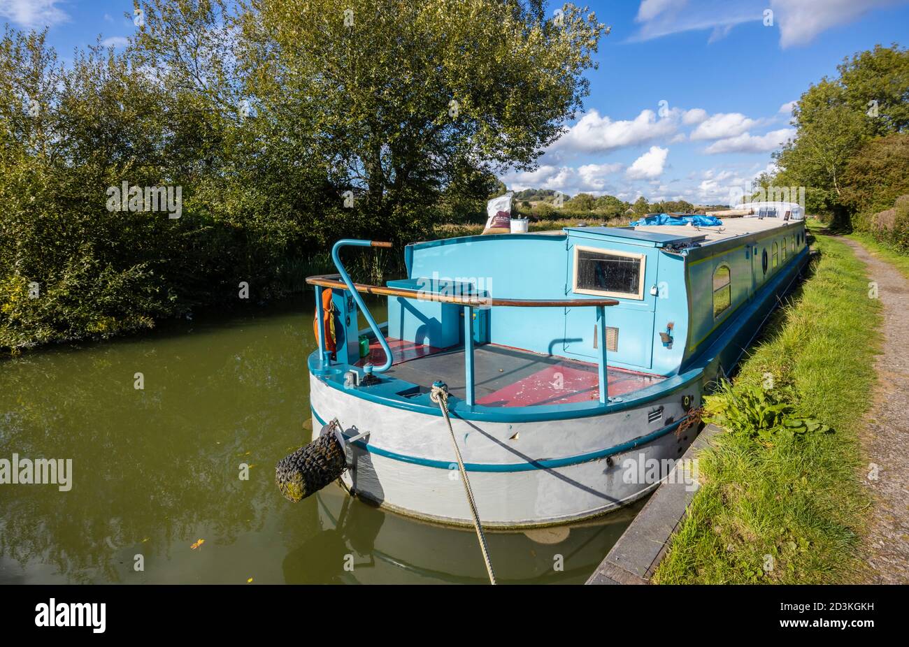 Narrowboat ormeggiato sulla riva del ramo Bruce del Kennett e Avon Canal a Great Bedwyn, un villaggio nel Wiltshire orientale, Inghilterra meridionale Foto Stock