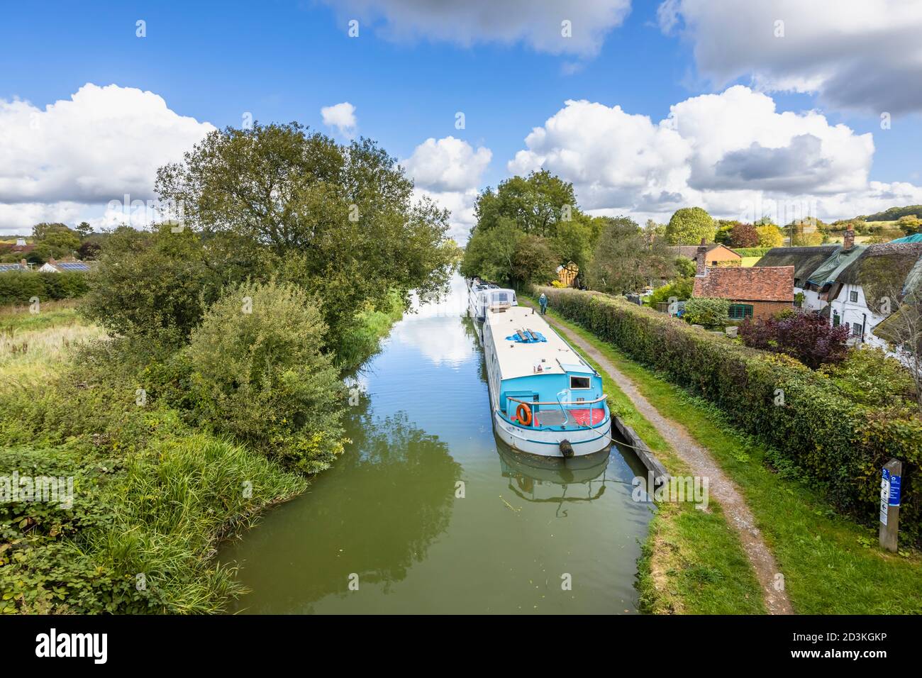 Narrowboat ormeggiato sulla riva del ramo Bruce del Kennett e Avon Canal a Great Bedwyn, un villaggio nel Wiltshire orientale, Inghilterra meridionale Foto Stock