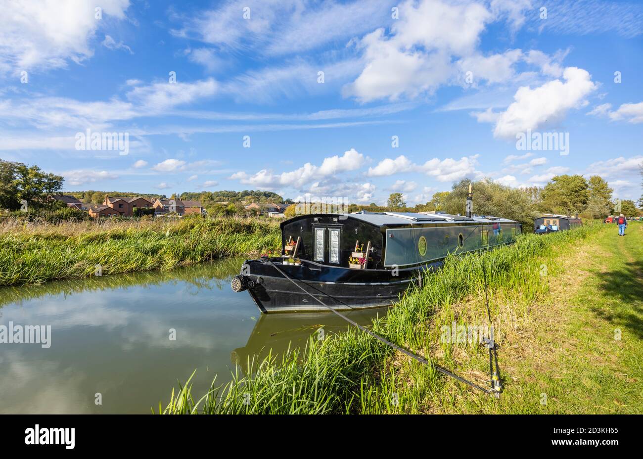 Narrowboat ormeggiato sulla riva del ramo Bruce del Kennett e Avon Canal a Great Bedwyn, un villaggio nel Wiltshire orientale, Inghilterra meridionale Foto Stock