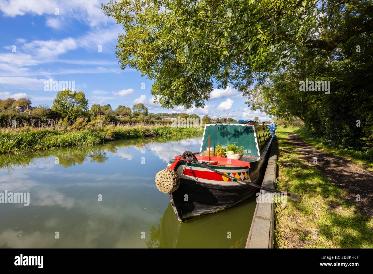Narrowboat ormeggiato sulla riva del ramo Bruce del Kennett e Avon Canal a Great Bedwyn, un villaggio nel Wiltshire orientale, Inghilterra meridionale Foto Stock