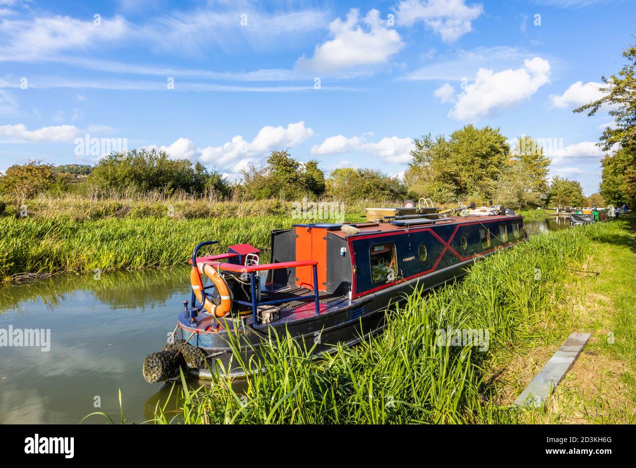 Narrowboat ormeggiato sulla riva del ramo Bruce del Kennett e Avon Canal a Great Bedwyn, un villaggio nel Wiltshire orientale, Inghilterra meridionale Foto Stock