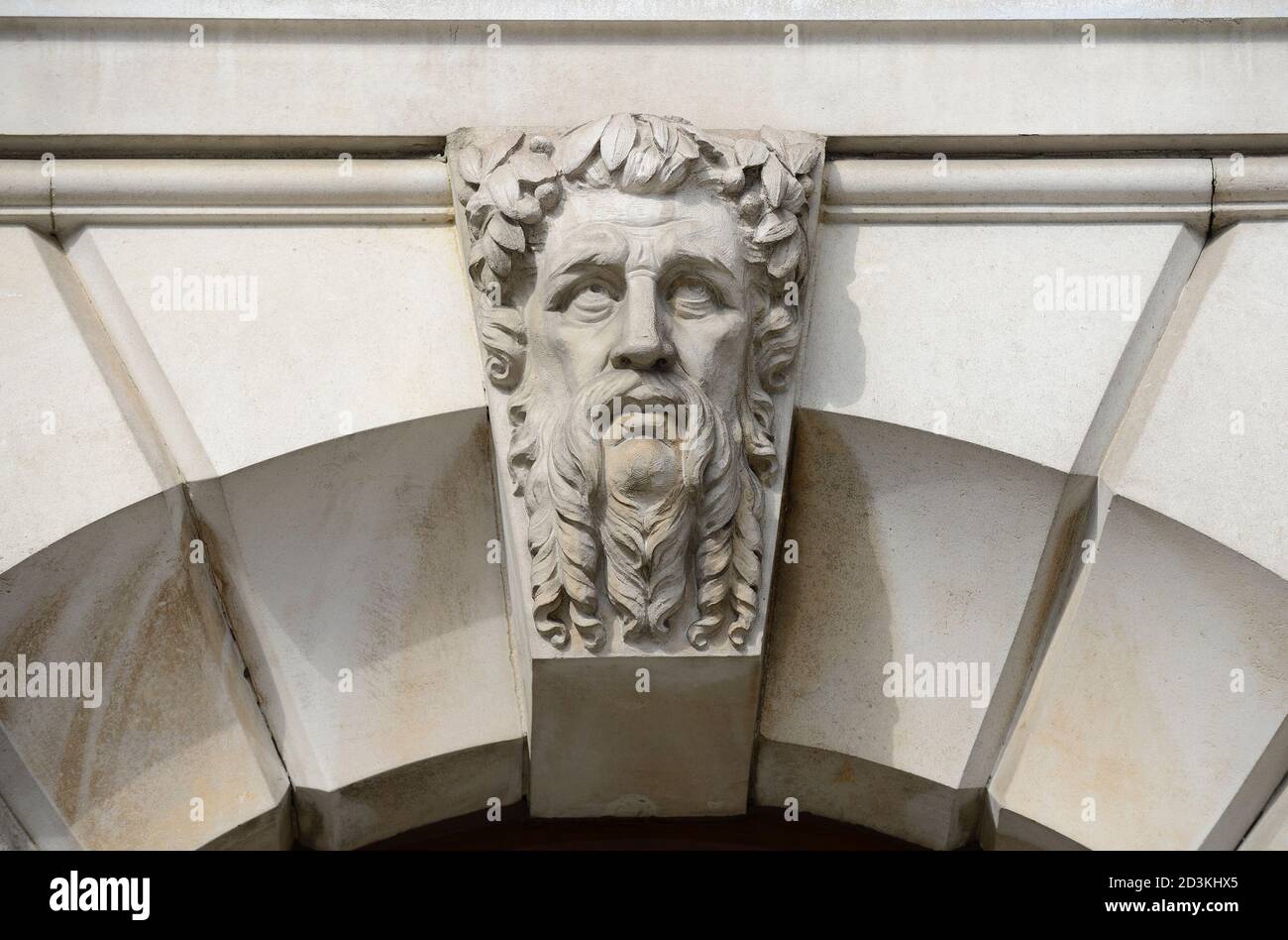 Londra, Inghilterra, Regno Unito. Keystone decorativo sul lato nord di St Martin's Place (attualmente ristorante Prezzo) annoiato faccia Foto Stock