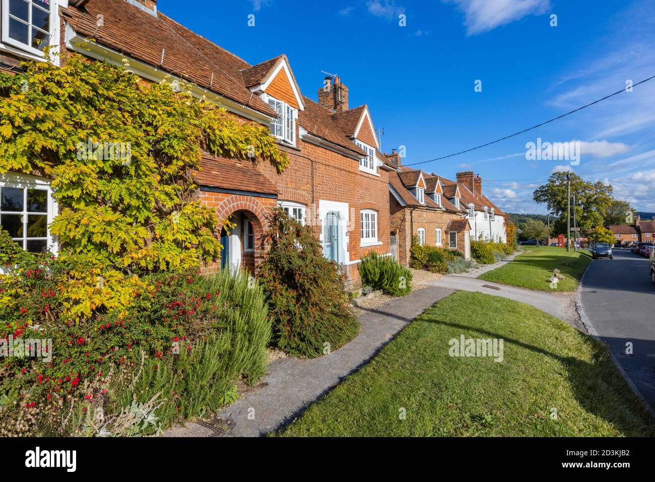 Vista di tipici cottage terrazzati in mattoni rossi e case nella principale High Street di Great Bedwyn, un villaggio nel Wiltshire orientale, Inghilterra meridionale Foto Stock