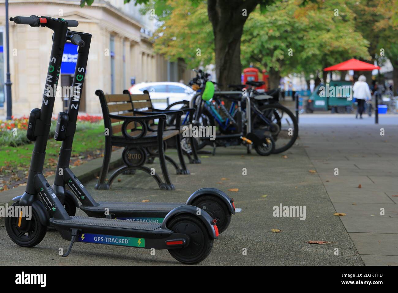 Noleggio scooters e-scooters nel centro di Cheltenham Foto Stock