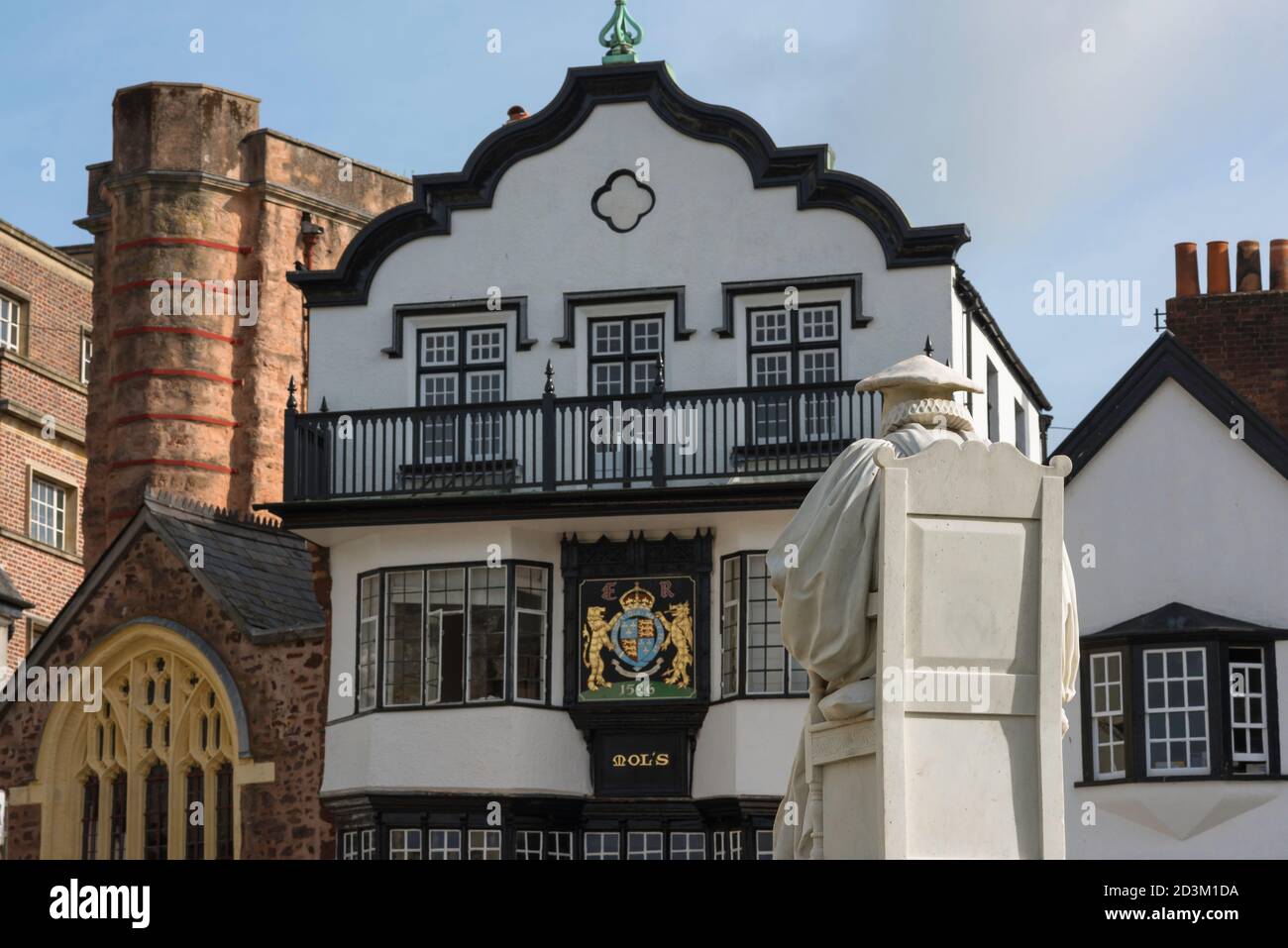 Exeter UK, vista posteriore della statua di Richard Hooker situata di fronte alla chiesa di St Martin e alla moll's Coffee House nella storica Cathedral Close, Devon UK Foto Stock