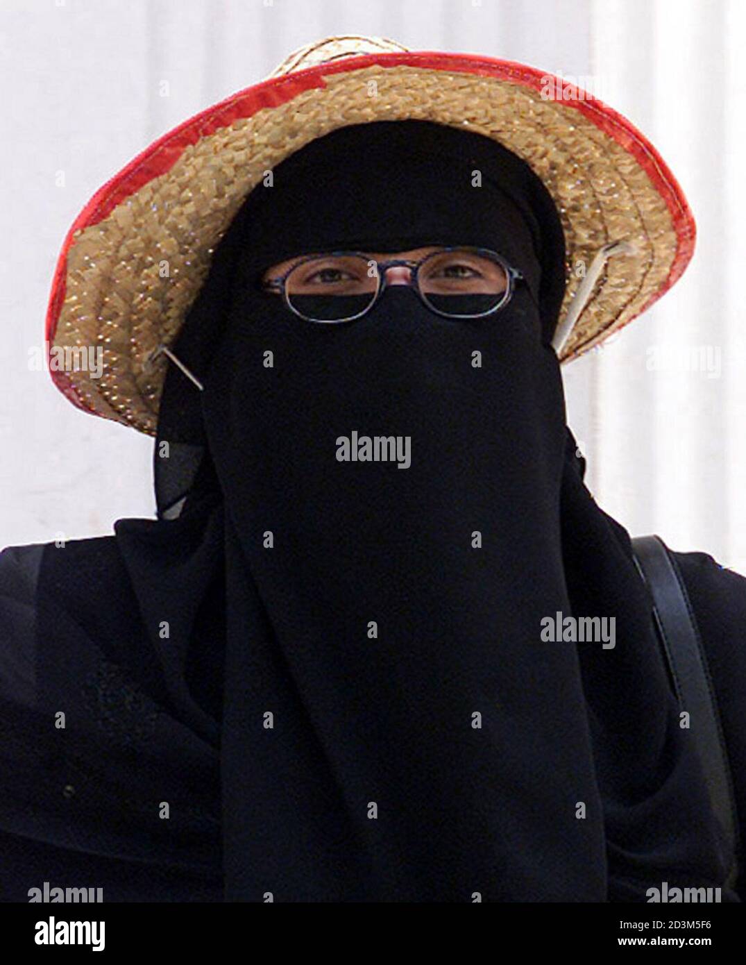 Un turista arabo velato indossa un cappello di paglia per proteggersi dai  raggi brucianti del sole al Cairo 30 luglio 2002. L'Egitto sta resistendo  alle onde di calore dove le temperature sono