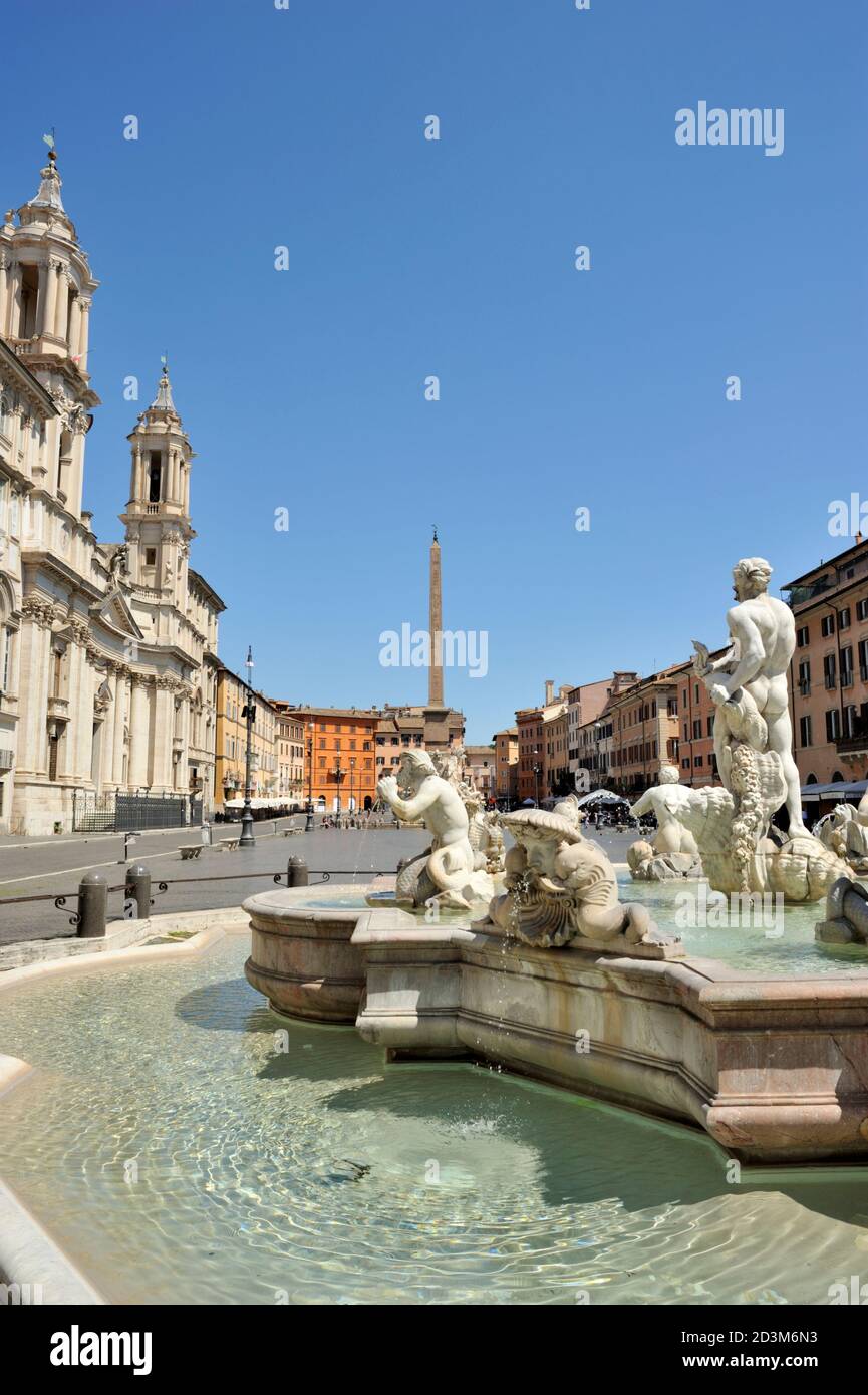 Italia, Roma, Piazza Navona, la fontana del Moro e chiesa di sant Agnese in Agone Foto Stock