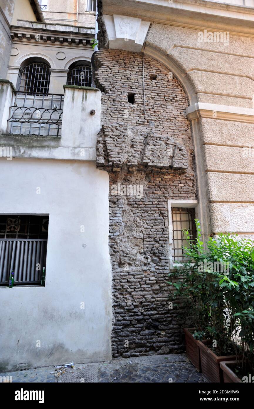 Italia, Roma, Piazza del Biscione, Palazzo Orsini Pio Righetti, resti del Teatro di Pompeo, antico teatro romano ora demolito, Teatro di Pompeo Foto Stock